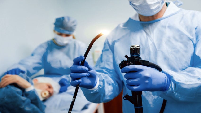 Examen de Colonoscopia realizado con equipo médico