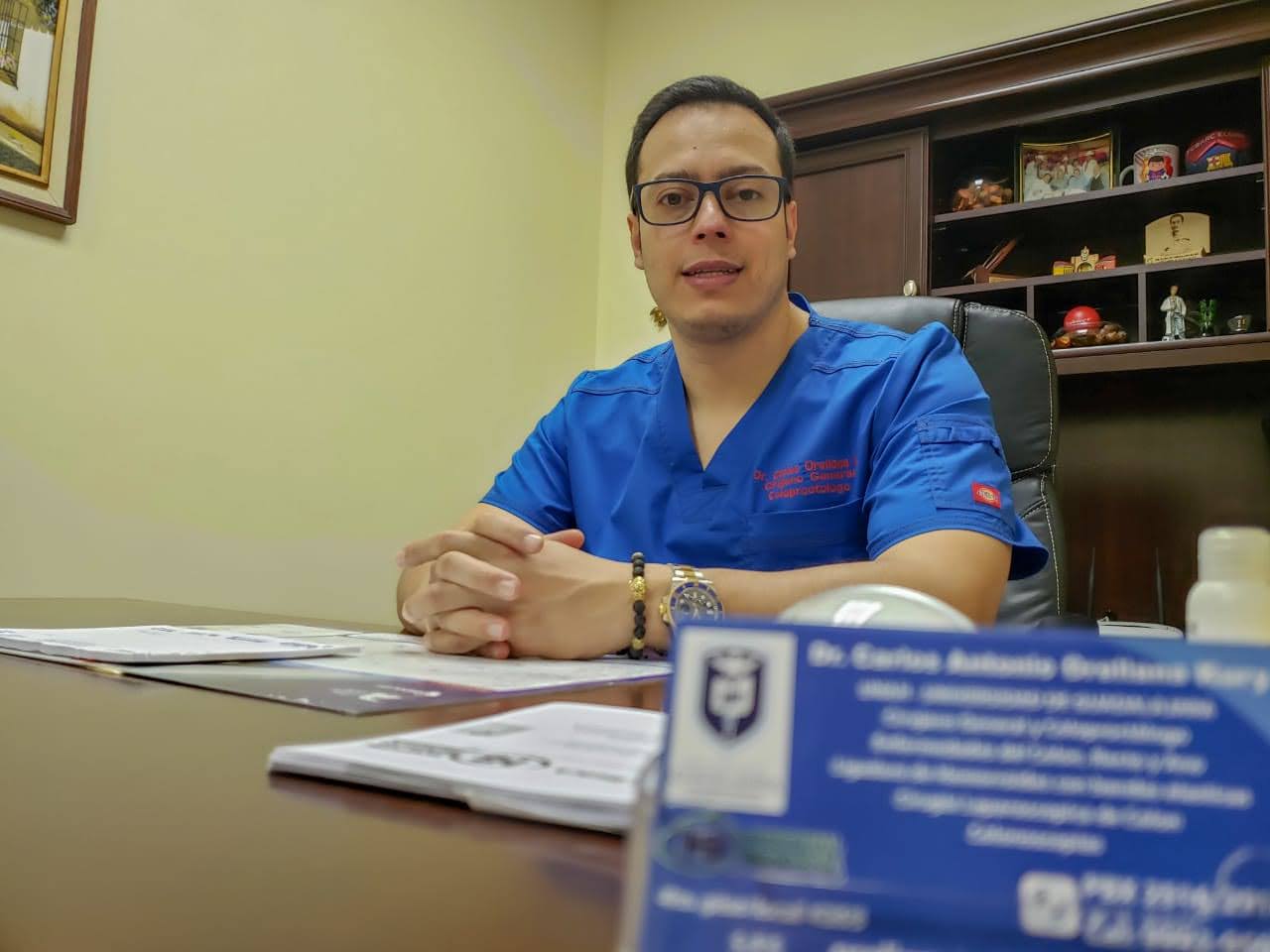 Dr. Carlos Orellana Kury en su consultorio médico